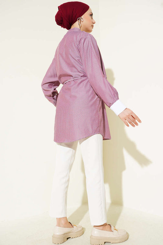 قميص مخطط باللون الأحمر الداكن