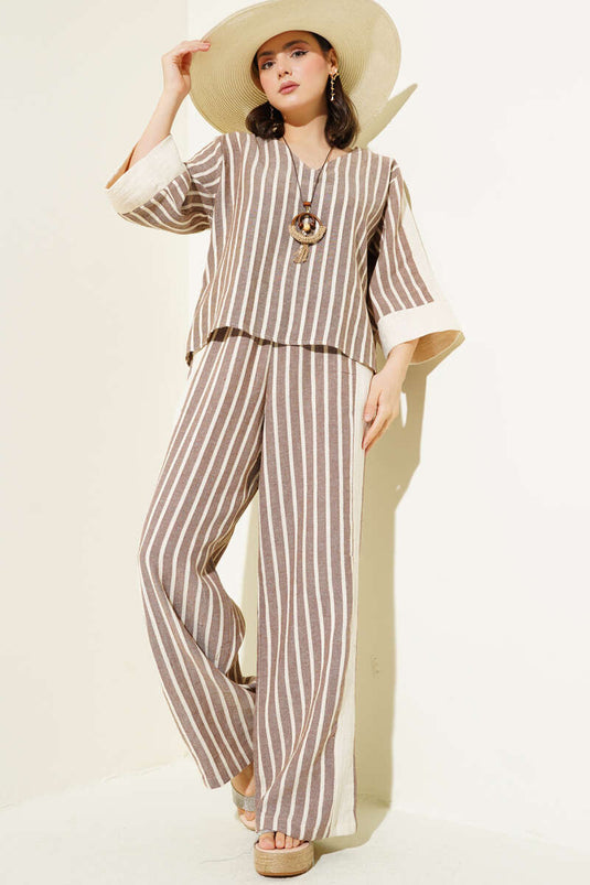 بدلة كتان مخططة بفتحة على شكل حرف V، لون بني