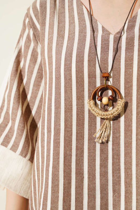 بدلة كتان مخططة بفتحة على شكل حرف V، لون بني