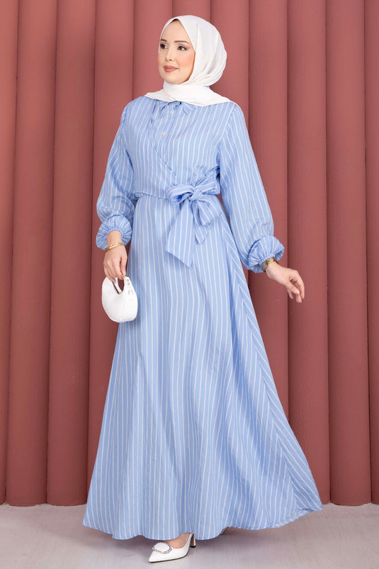 Gestreiftes, seitlich gebundenes Tesettür-Kleid in Babyblau