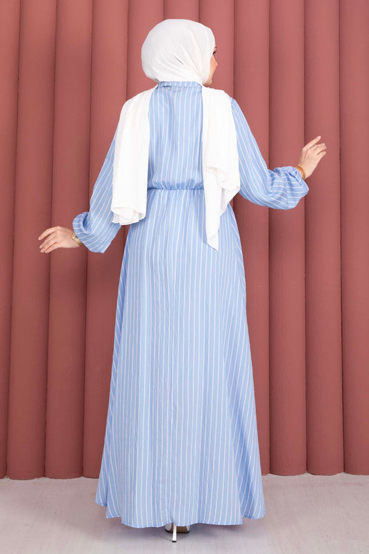 Gestreiftes, seitlich gebundenes Tesettür-Kleid in Babyblau