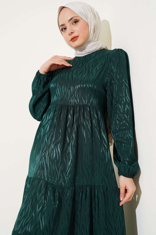 فستان جاكار بنمط مموج باللون الزمردي
