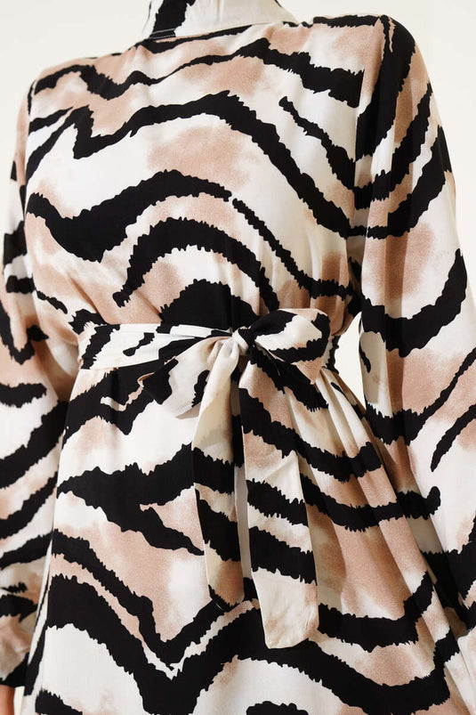 فستان مموج بنقشة متموجة باللون الأسود لاتيه