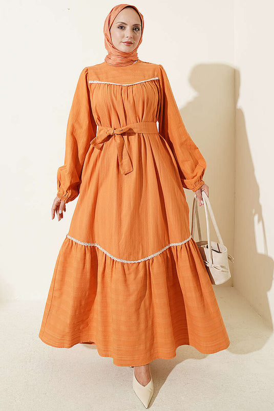 Oranges Kleid Mit Spitzen-Details Und Elastischen Bündchen
