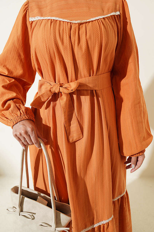 Oranges Kleid Mit Spitzen-Details Und Elastischen Bündchen