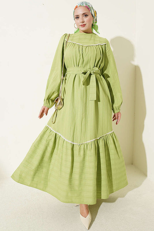 Grünes Kleid Mit Spitzen-Details Und Elastischen Ärmeln