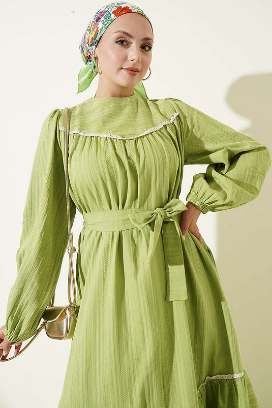 Grünes Kleid Mit Spitzen-Details Und Elastischen Ärmeln
