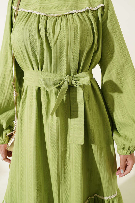 Grünes Kleid Mit Spitzen-Details Und Elastischen Ärmeln