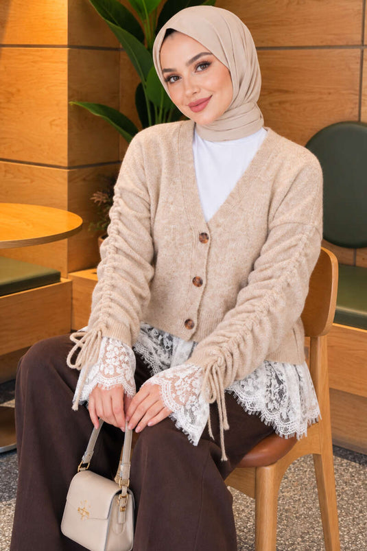 Beige Gebreide Trui Met Kantdetails En Ruchesleeves