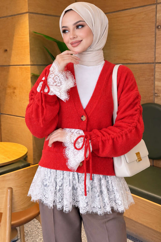 Rode Gebreide Cardigan Met Kantdetails En Ruchesleezen