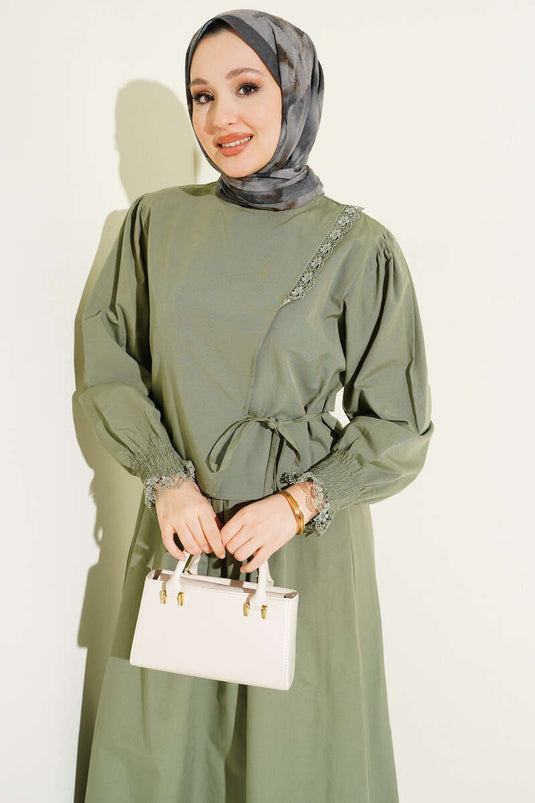 Robe chasuble en popeline avec détails en dentelle kaki