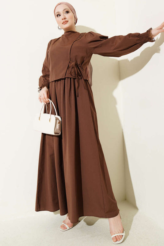 Abito a gilet in popeline con dettagli in pizzo marrone