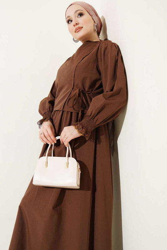 Abito a gilet in popeline con dettagli in pizzo marrone