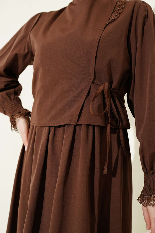 Abito a gilet in popeline con dettagli in pizzo marrone