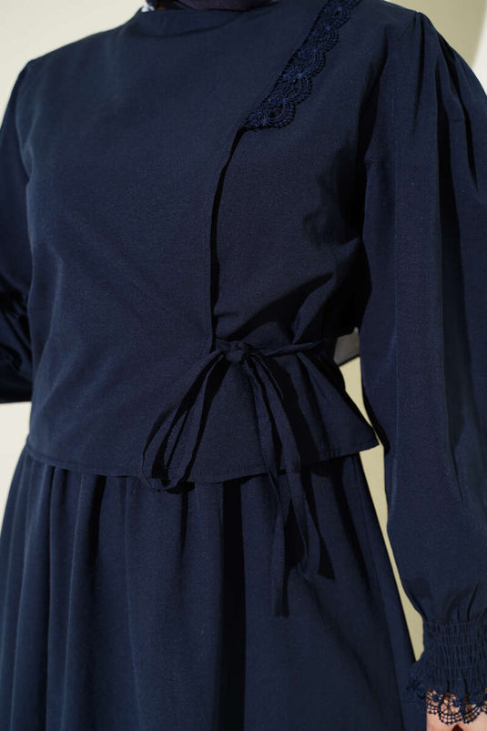 Robe chasuble en popeline avec détails en dentelle bleu marine