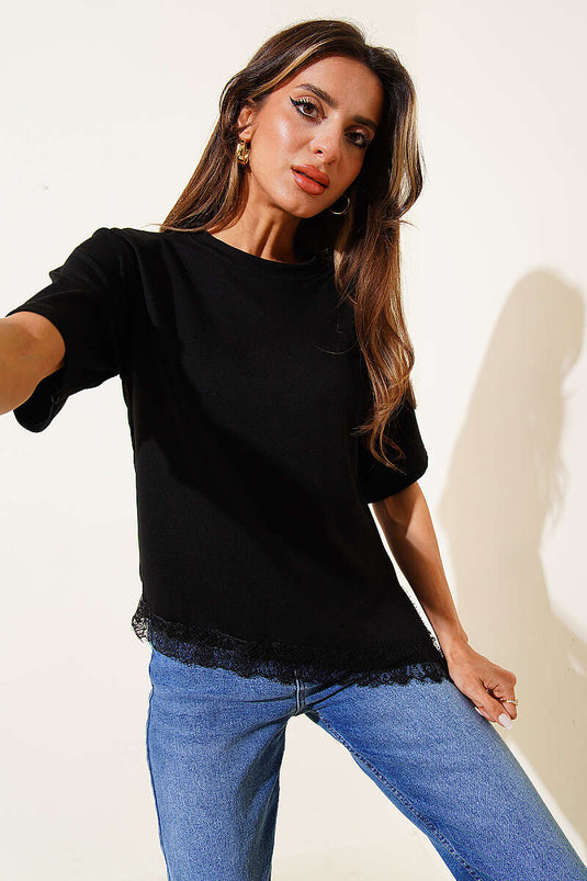 T-shirt noir avec dentelle et fente latérale
