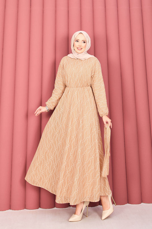 Robe hijab en dentelle texturée avec ceinture amovible couleur camel