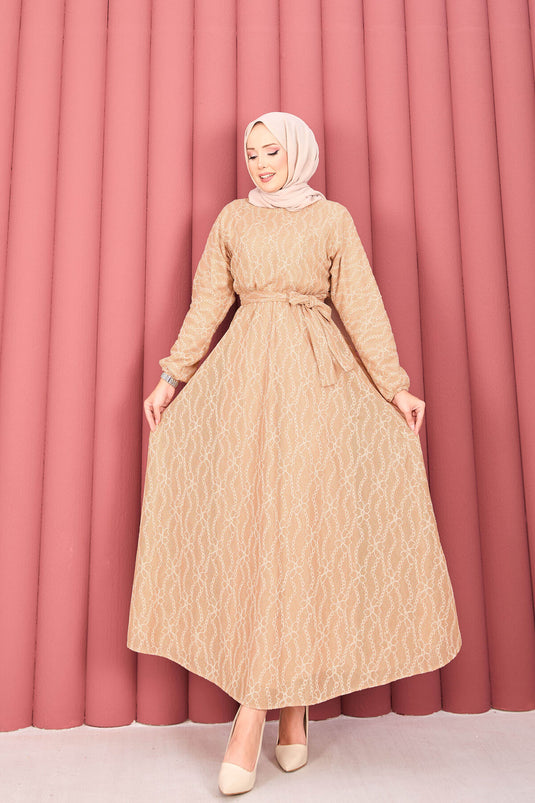 Robe hijab en dentelle texturée avec ceinture amovible couleur camel