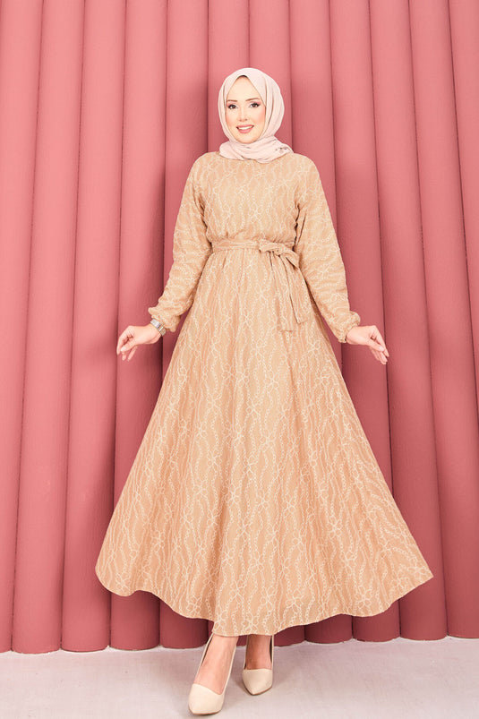 Robe hijab en dentelle texturée avec ceinture amovible couleur camel