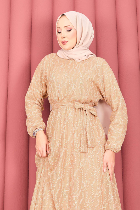Robe hijab en dentelle texturée avec ceinture amovible couleur camel