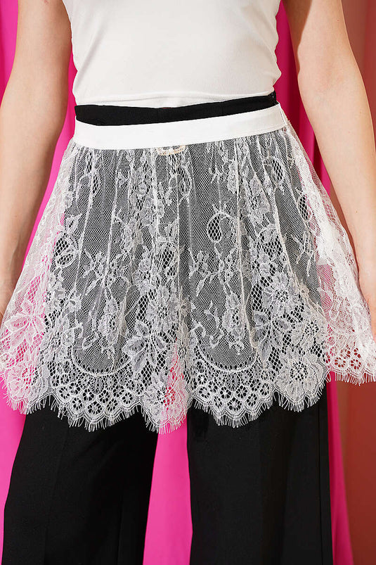 Sous-vêtement plissé blanc pour chemise en dentelle