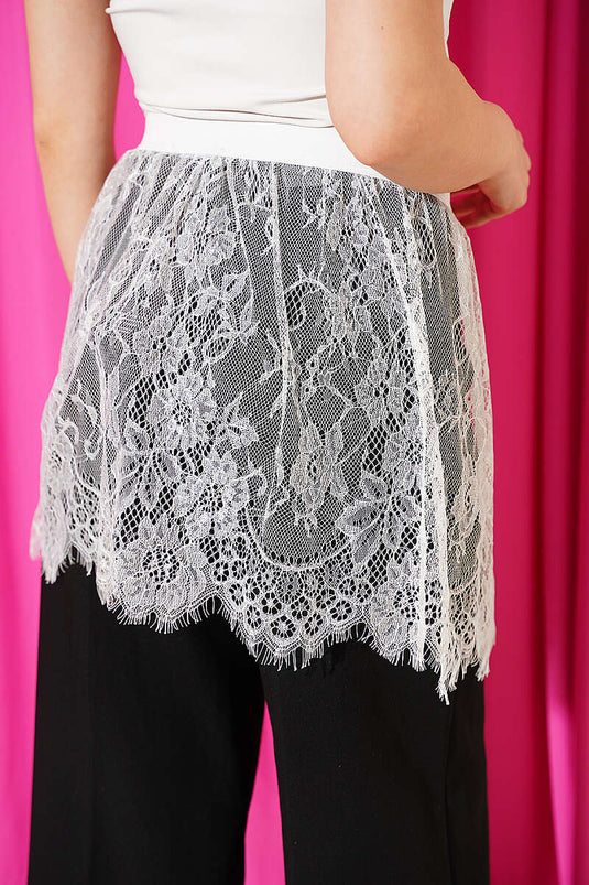 Sous-vêtement plissé blanc pour chemise en dentelle