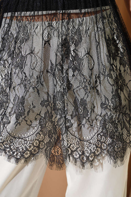 Sous-vêtement plissé noir pour chemise en dentelle