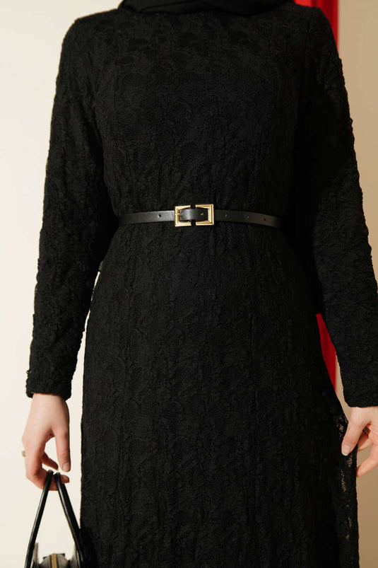 Robe noire avec ceinture en dentelle