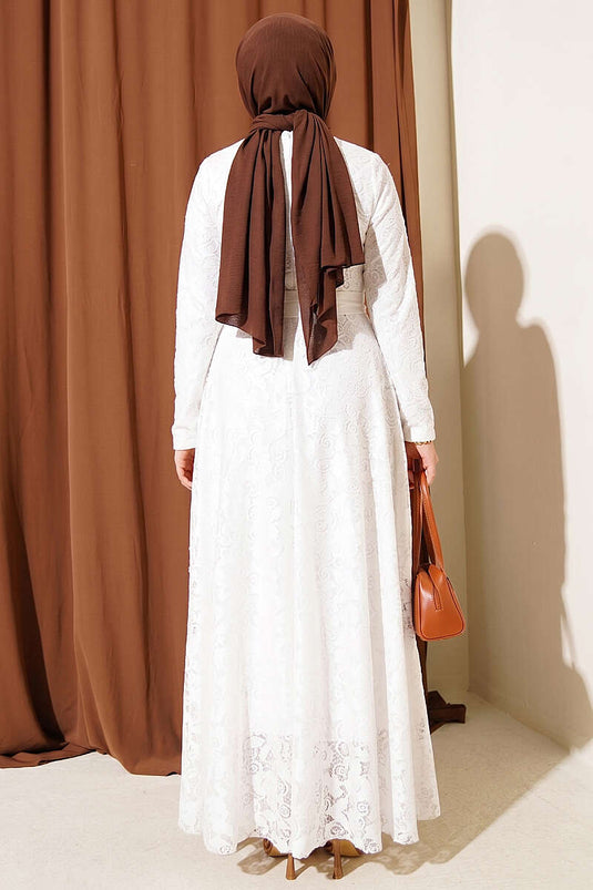 Robe de soirée écrue avec ceinture et broderie en dentelle