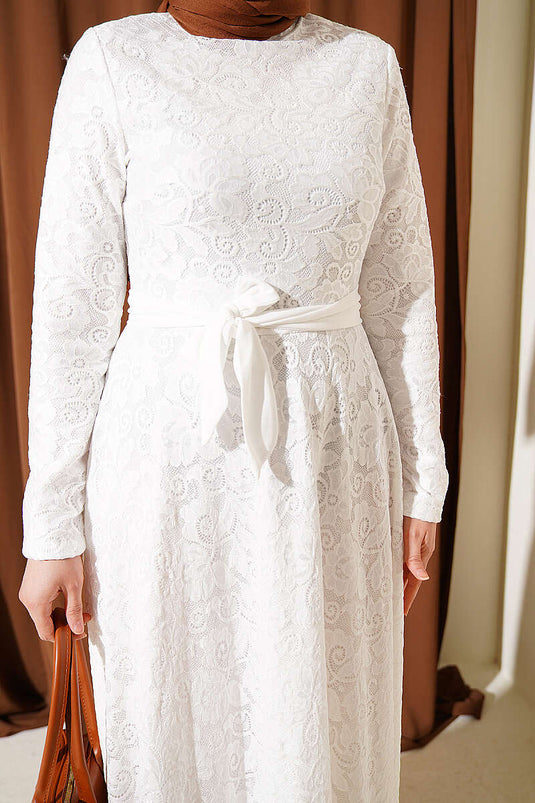 Robe de soirée écrue avec ceinture et broderie en dentelle