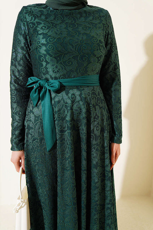 Robe de soirée émeraude avec ceinture et broderie en dentelle