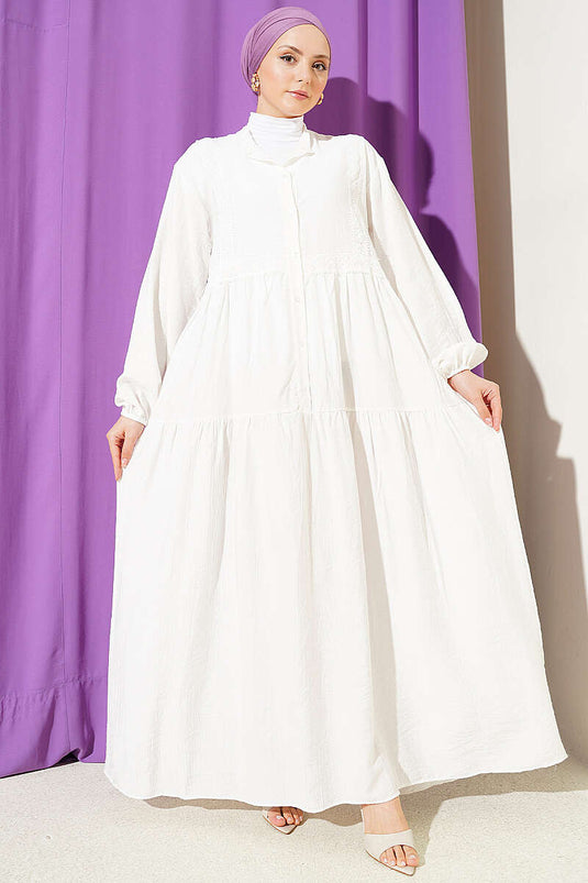 Robe superposée blanche avec détails en dentelle et boutons