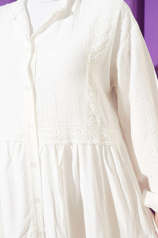 Robe superposée blanche avec détails en dentelle et boutons