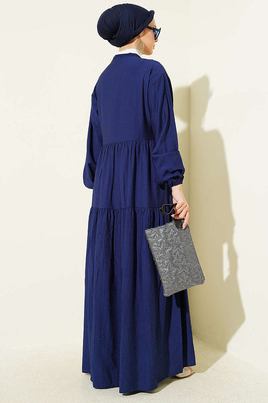 Vestido en capas con botones y detalle de cinta de encaje azul marino