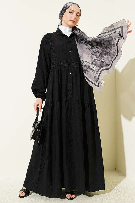 Robe superposée noire avec détails en dentelle et boutons