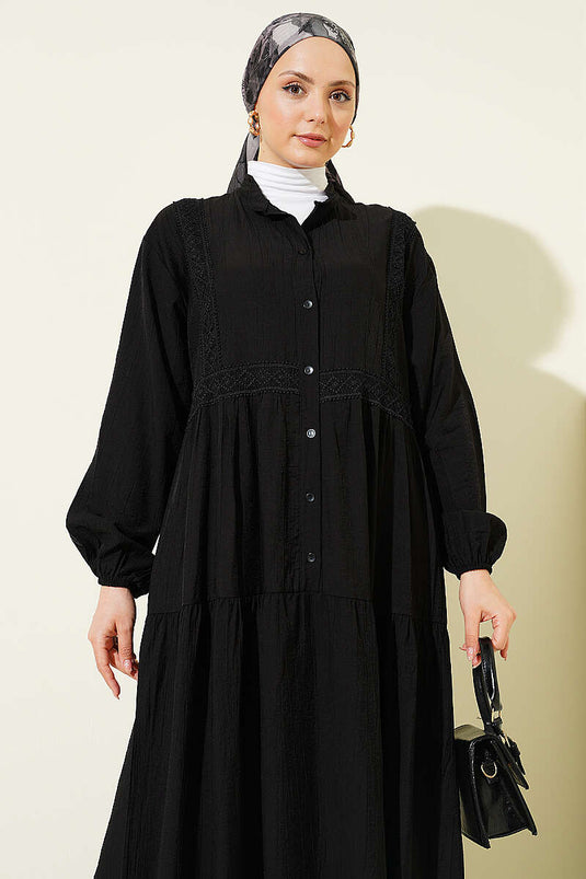 Robe superposée noire avec détails en dentelle et boutons