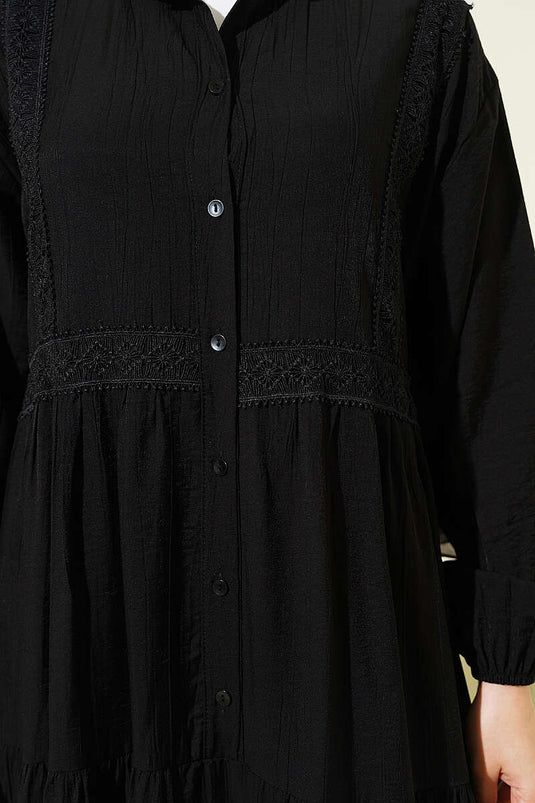 Robe superposée noire avec détails en dentelle et boutons
