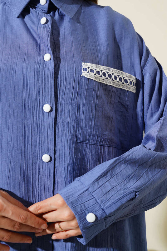 بدلة مكونة من قطعتين بجيوب وخطوط من الدانتيل باللون النيلي