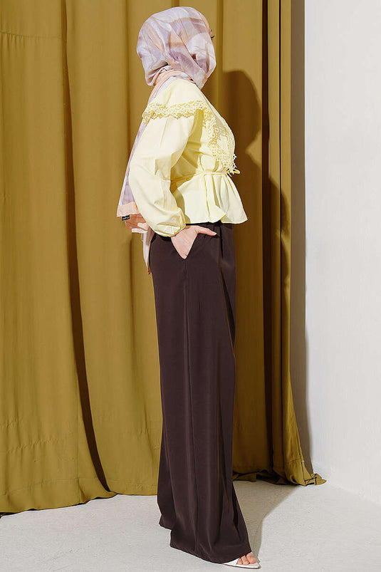 Chemise courte en popeline jaune à col marin avec dentelle