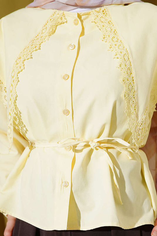 Chemise courte en popeline jaune à col marin avec dentelle