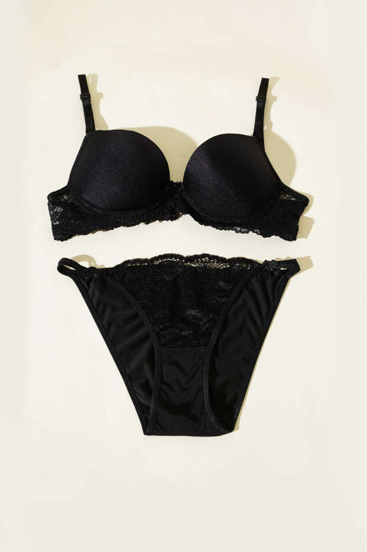 طقم حمالة صدر مبطنة لامعة من الدانتيل باللون الأسود