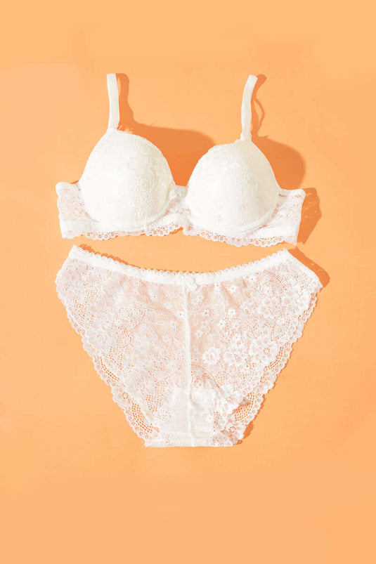 طقم حمالة صدر دانتيل غير مبطنة باللون البيج الفاتح