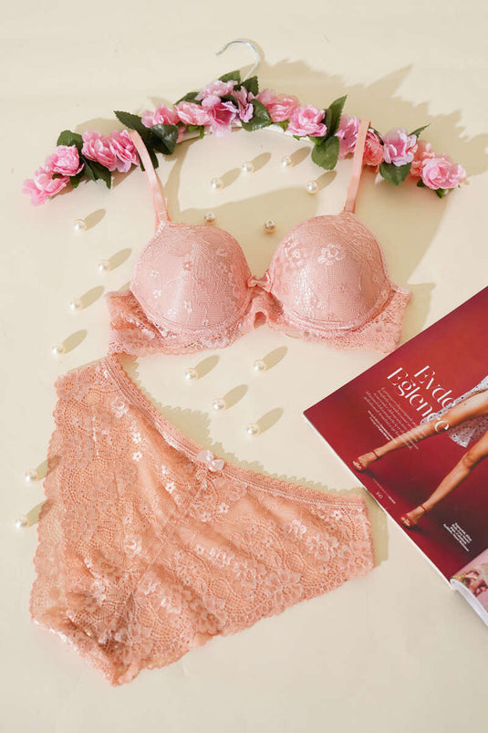 طقم حمالة صدر دانتيل غير مبطنة باللون البودرة