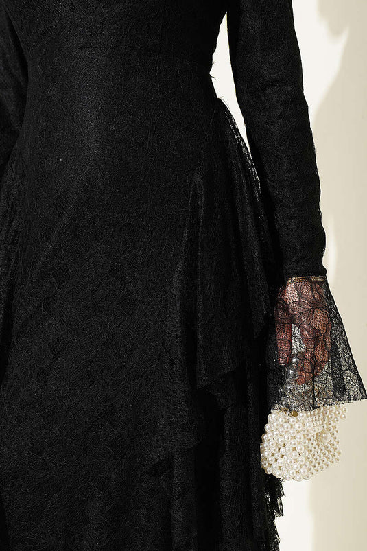 Robe de soirée noire avec jupe à volants et dentelle