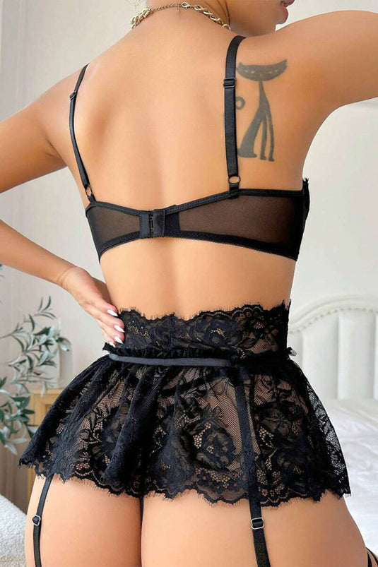 ملابس داخلية خيالية مكشكشة ومزينة بالدانتيل باللون الأسود