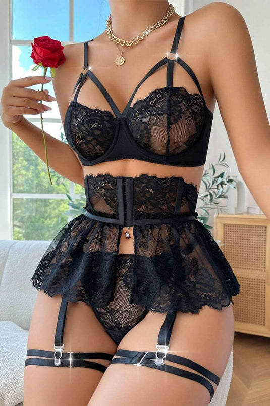 ملابس داخلية خيالية مكشكشة ومزينة بالدانتيل باللون الأسود