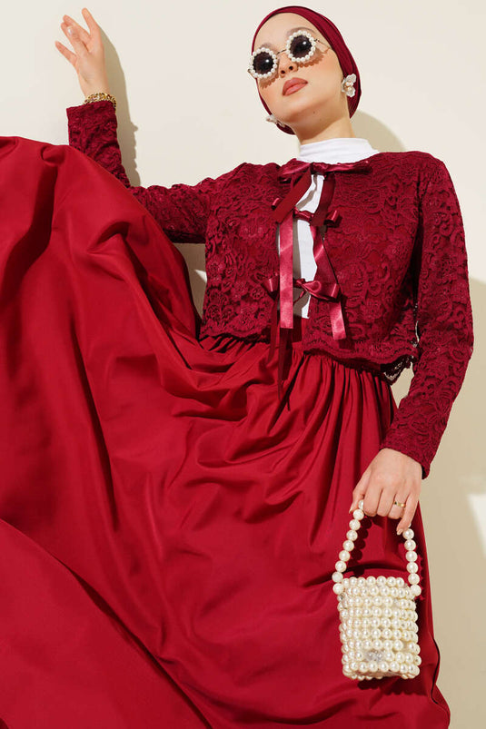 طقم من قطعتين من الدانتيل مع تنورة وربطة عنق باللون العنابي