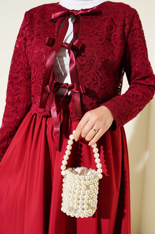 طقم من قطعتين من الدانتيل مع تنورة وربطة عنق باللون العنابي