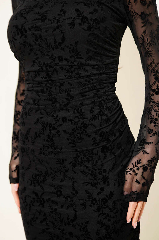 Abito nero con pizzo, arricciature laterali in tulle