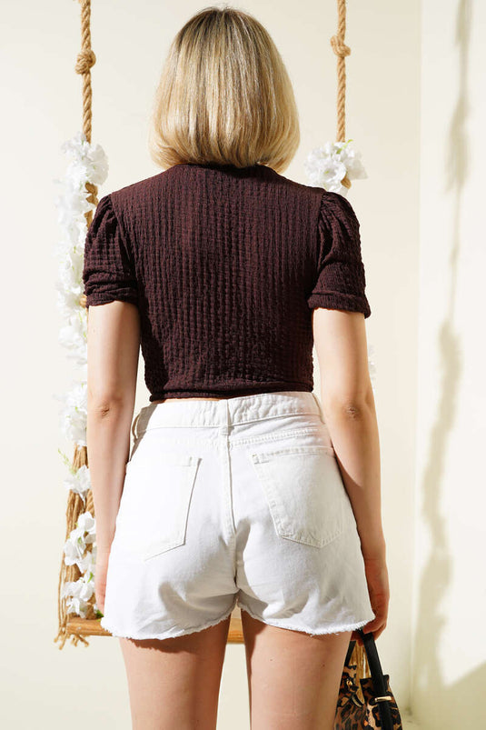 قميص قصير من قماش السيرساكر بفتحة على شكل حرف V من الدانتيل باللون البني